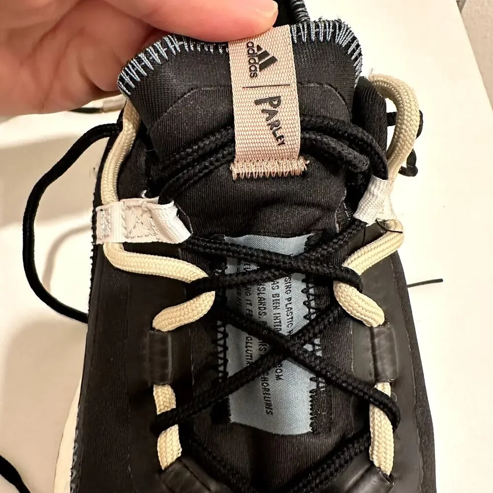 adidas minimally shoe details
